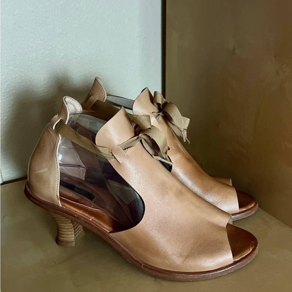 Tan Leather Retro Rococo Peep-toe Pumps with Ribbon Bow size 41 (9.5-10)